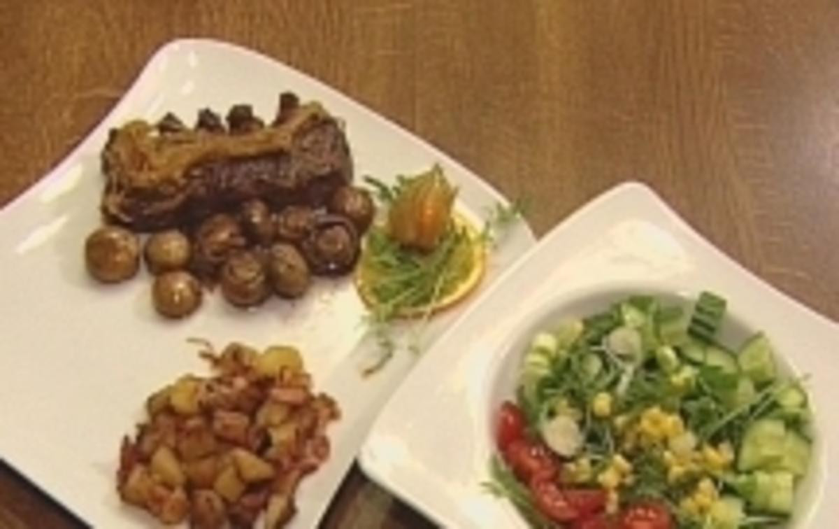 Rumpsteak mit Zwiebeln, Champignons und Kartoffelwürfeln