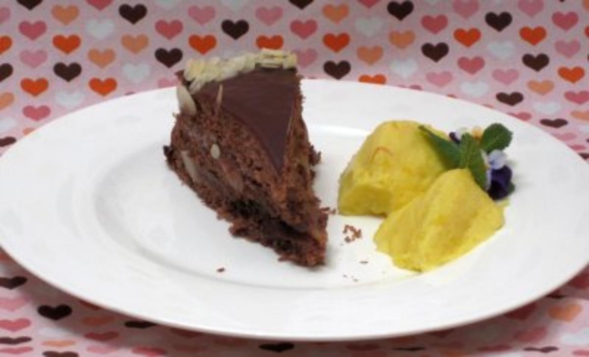 Mandellikörtorte mit Orangen-Safran-Creme