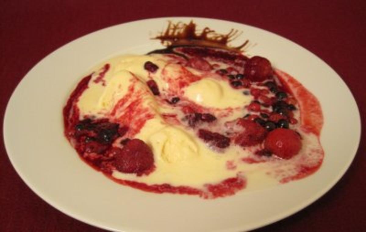 Weißes Schokoladeneis mit heißen Früchten