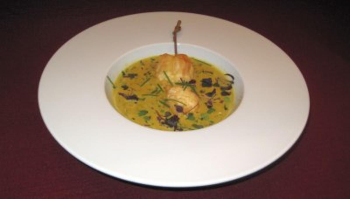 Kokos-Kräuterschaum-Süppchen mit Tempura-Garnelenspieß