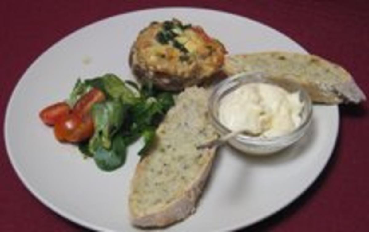 Gefüllter Champignon mit Käse überbacken, dazu frisches Brot