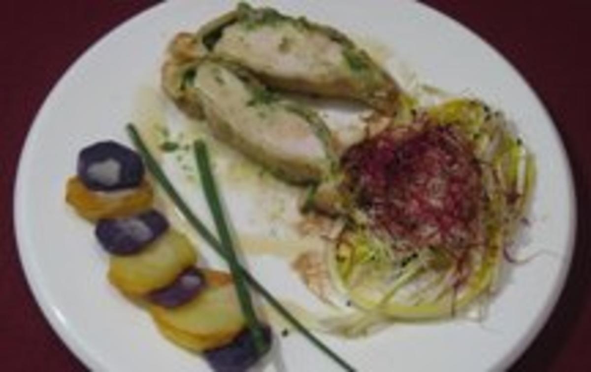 Getrüffelte Bresse-Poularde in Mokkaduft mit Mesclun-Salatund violetten Kartoffeln