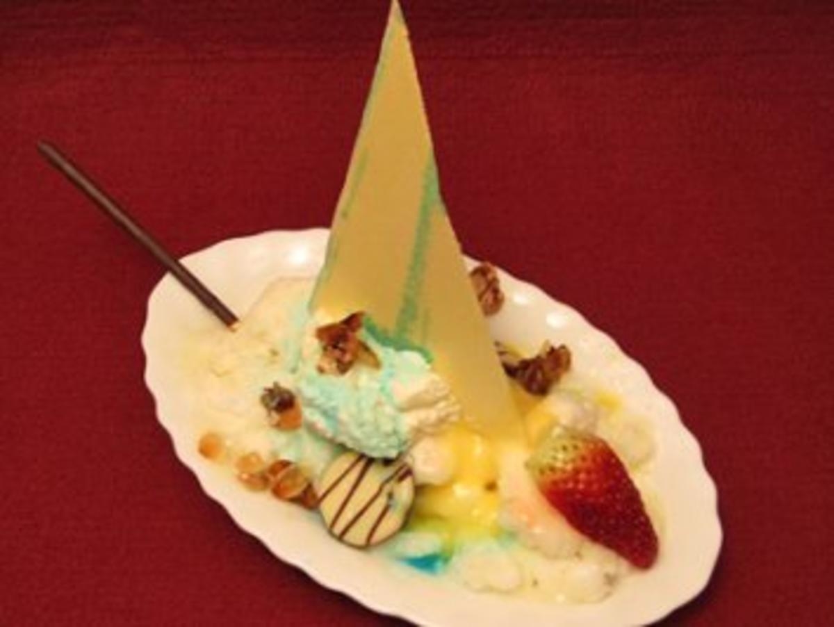 Zitronensorbet mit Eierlikör-Blue-Curacao-Soße und Sahne-Mandelsplitter-Haube