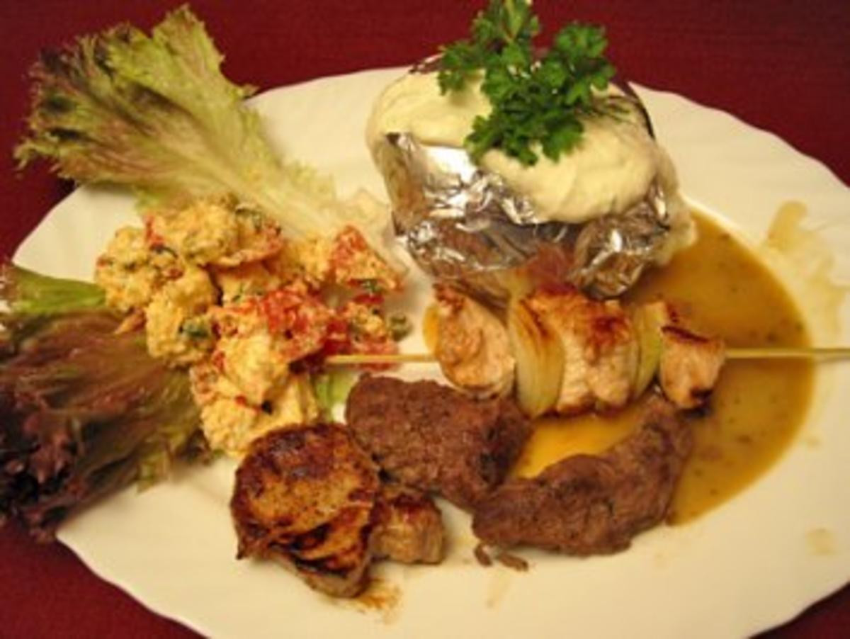 Lamm, Rind, Schwein und Pute an Backkartoffeln mit Alpenschnee auf Lollo Rosso