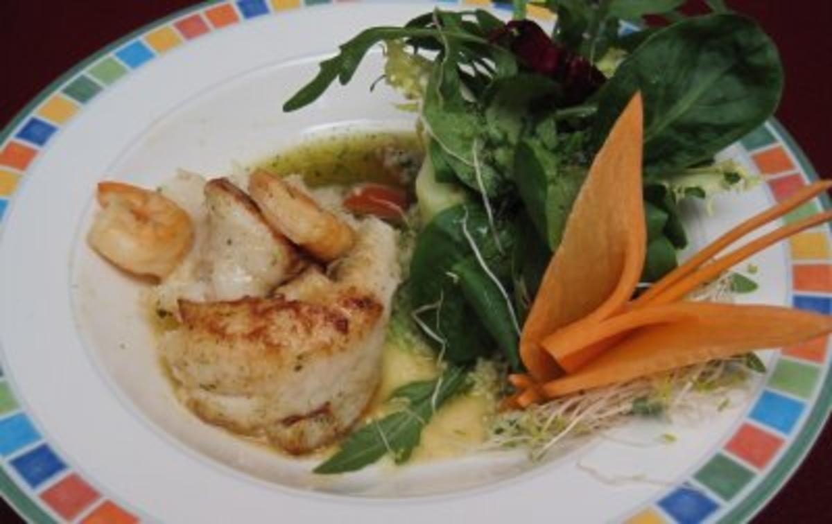 Pangasiusröllchen gefüllt mit Garnelenschwänzen in Limonenbutter gebraten