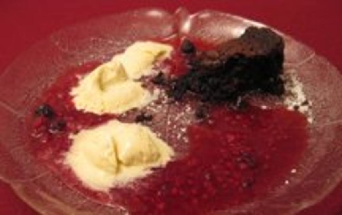 Mississippi Mud Cake mit Früchten und Vanilleeis.
