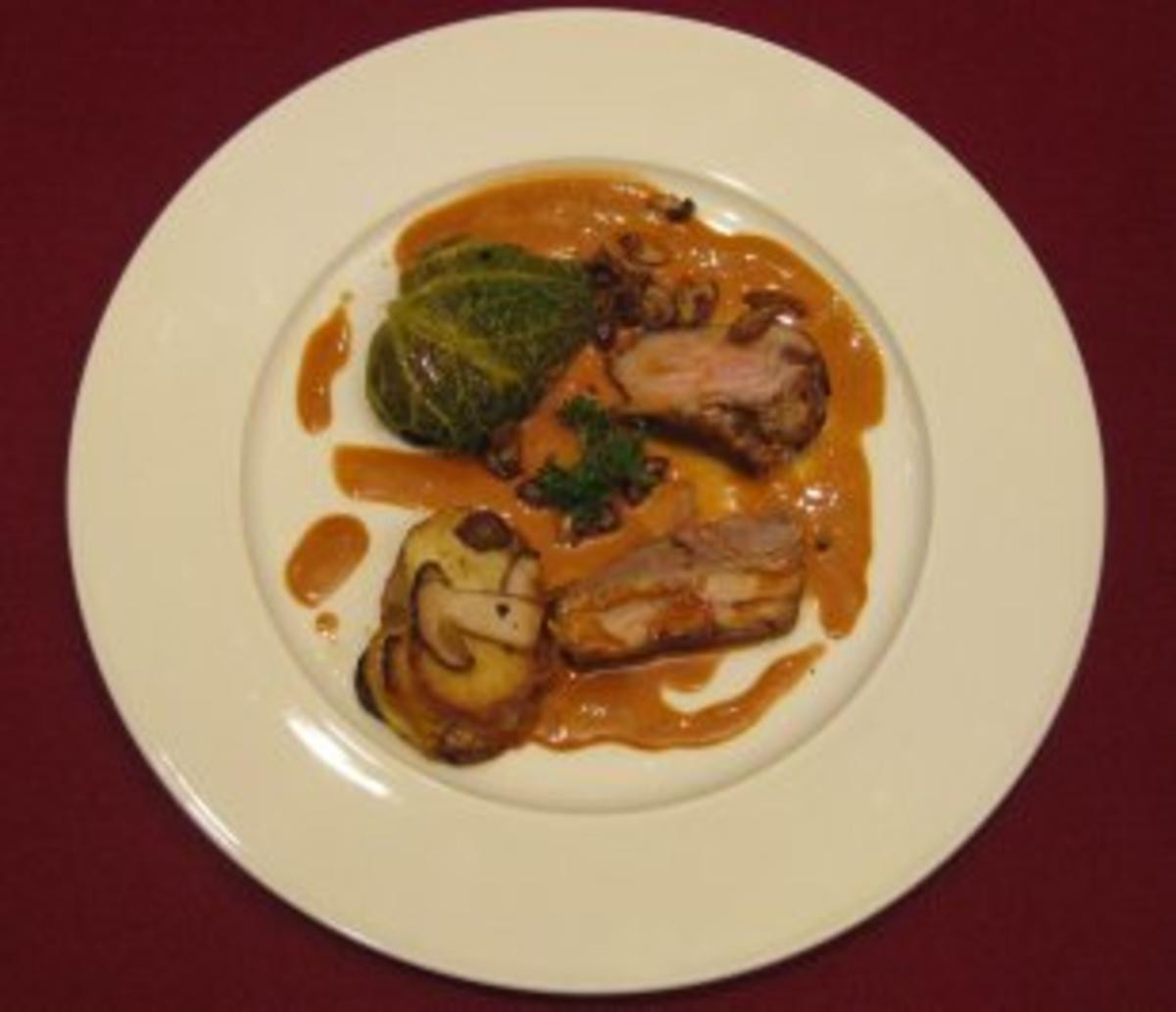 Schweinebauch und Schweinefilet an Wirsing u. Steinpilz-Kartoffel-Törtchen