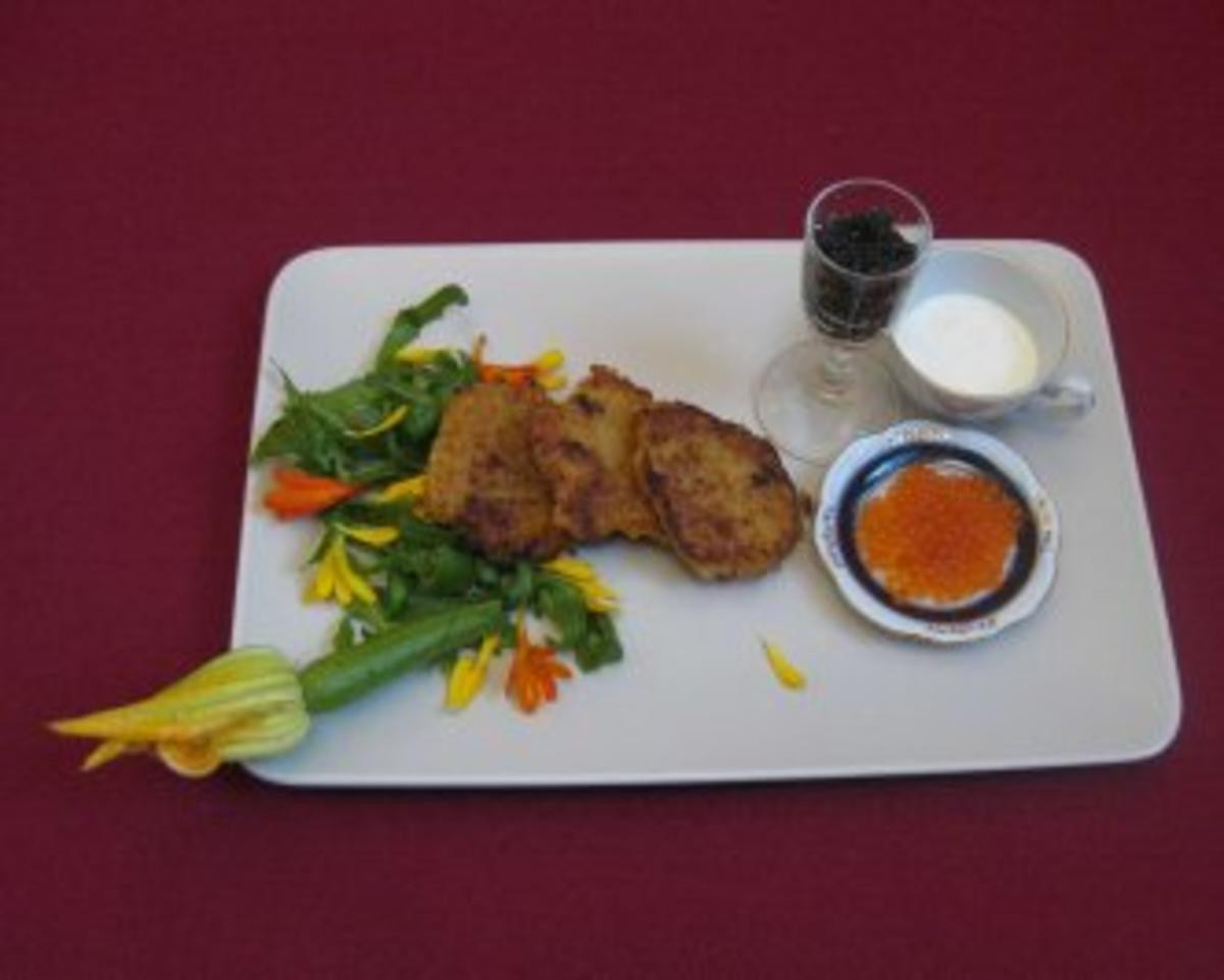 Kartoffelpuffer mit Wasabi-Schmand, getrockneten Tomaten und Forellenkaviar