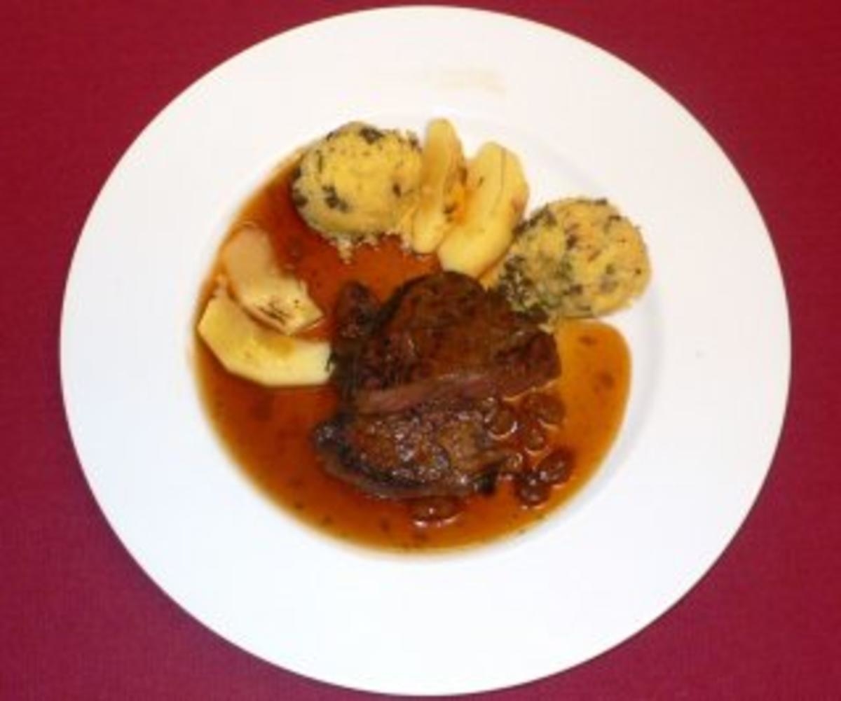 Rindersauerbratensteak mit Verjus-Soße und Morchelpolenta