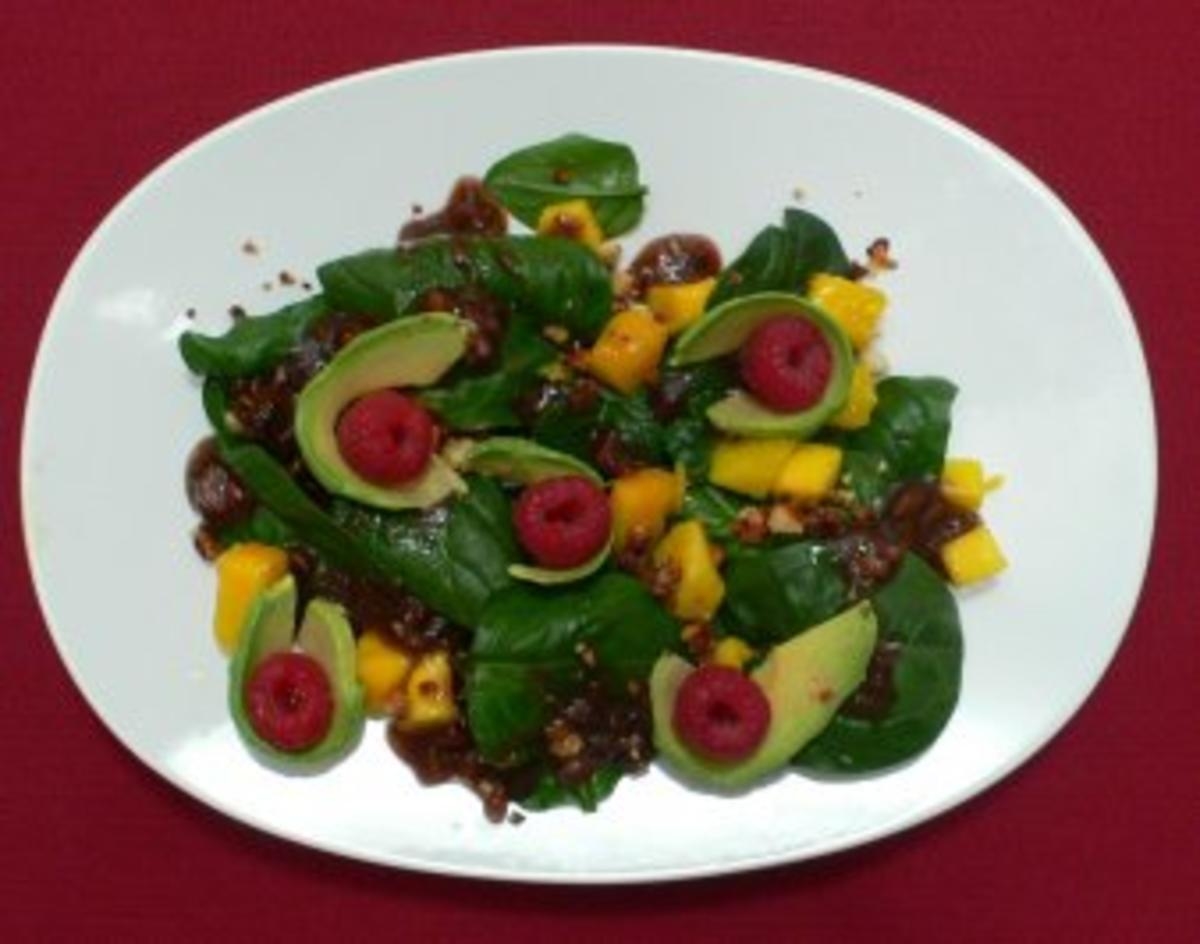 Babyspinat mit Mango und karamellisierten Macadamia-Nüssen an Dattelvinaigrette