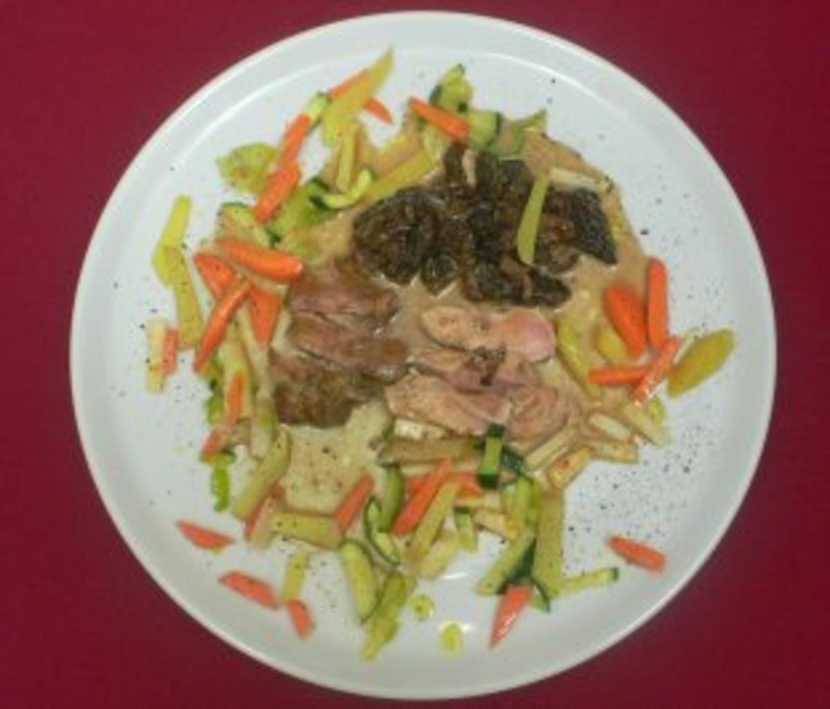 Schottisches Perlhuhn mit Morchelsoße auf Gemüse aus dem Wok
