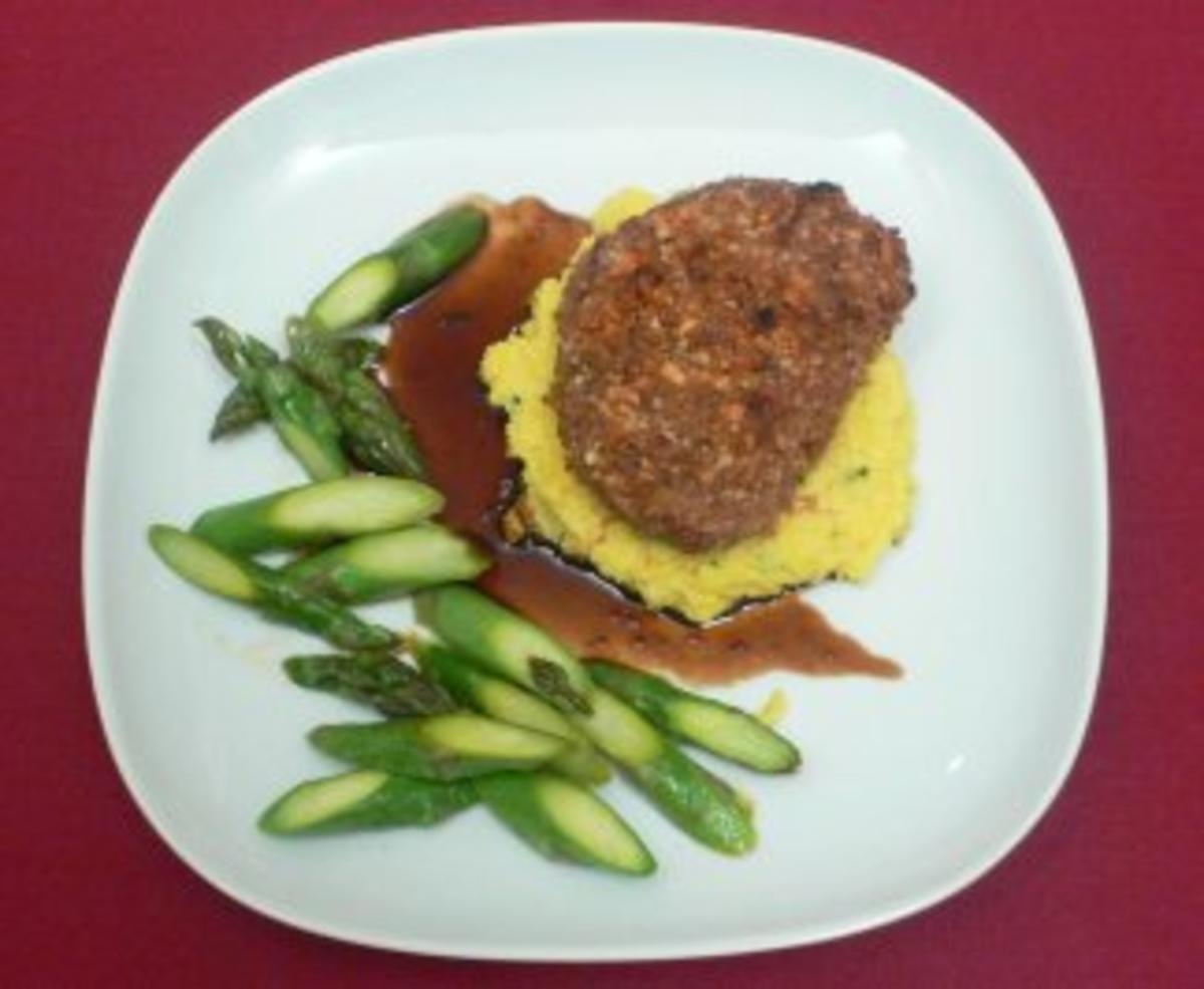 Rinderfilet mit Macadamia-Kruste, Grießflammeri und Spargel an Balsamicojus