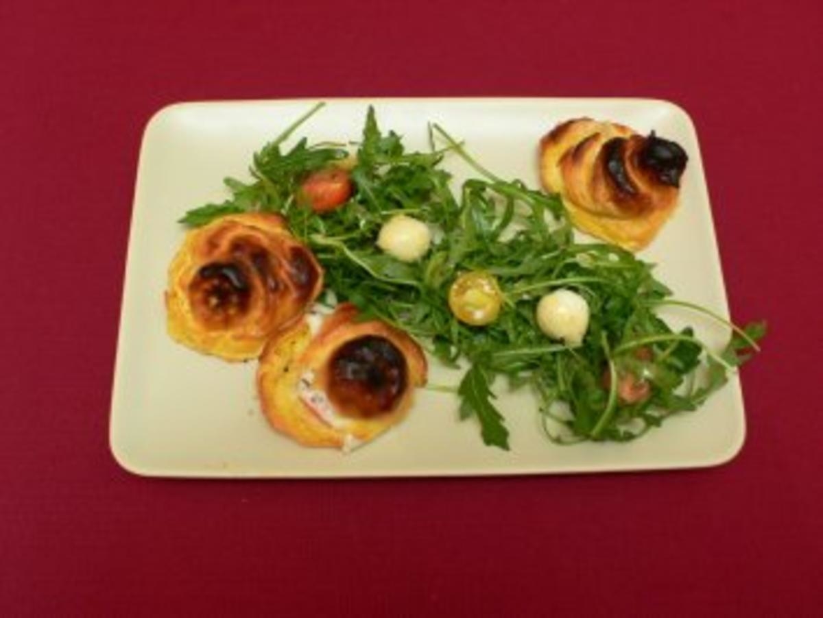 Gefüllte Eclairs mit einer Käsevariation auf Rucola-Bett