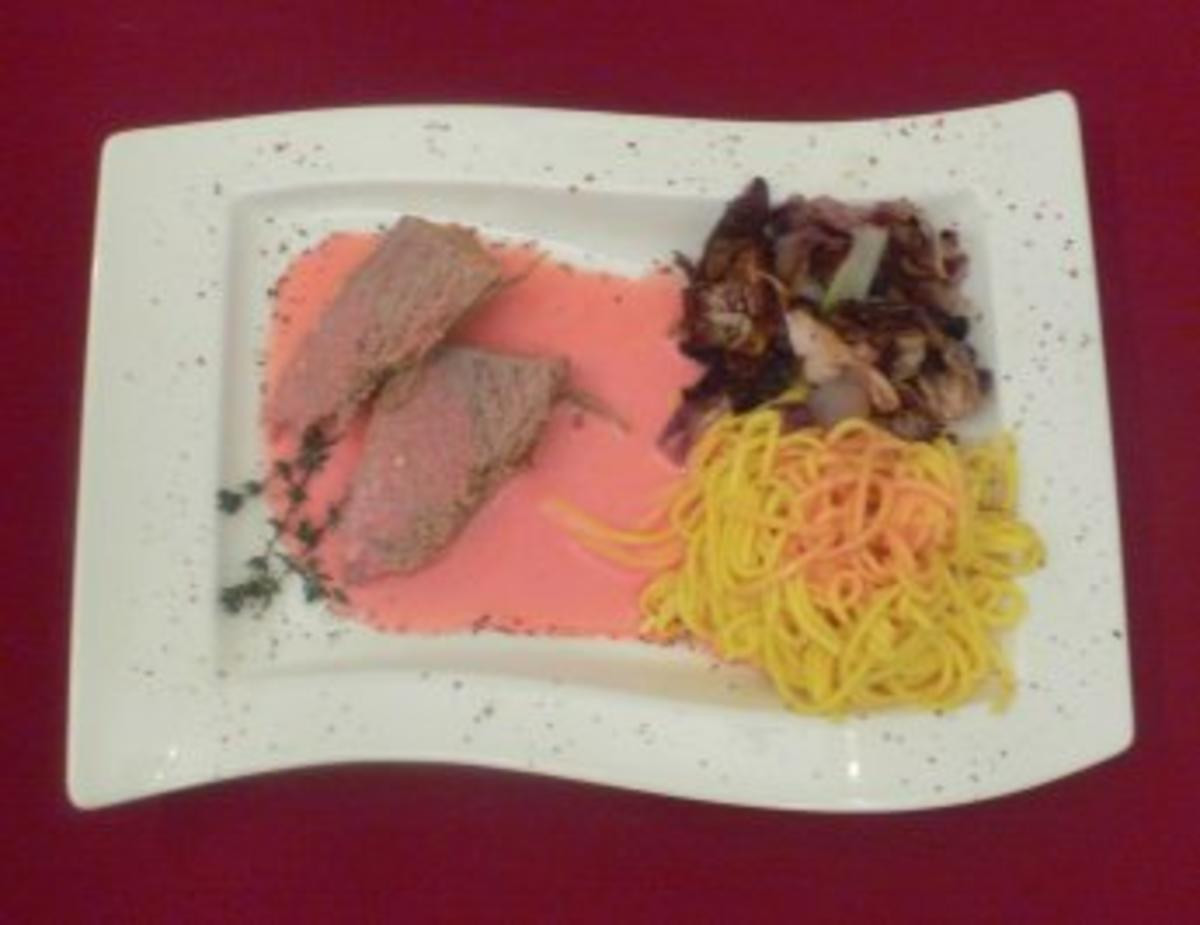 Kalbsbraten in pinker Milchsoße mit gebratenem Radicchio und Tagliatelle