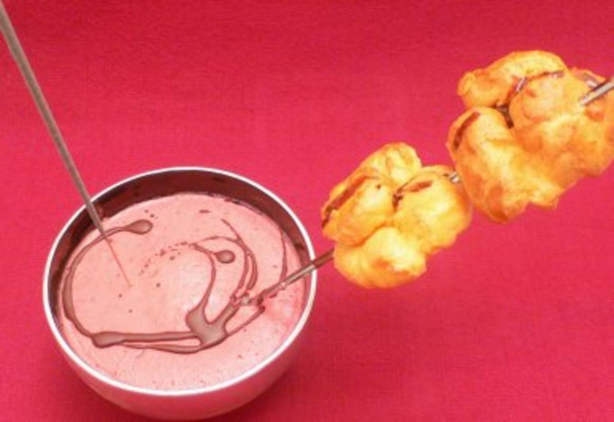 Profiteroles gefüllt mit Mascarpone und frischen Waldbeeren