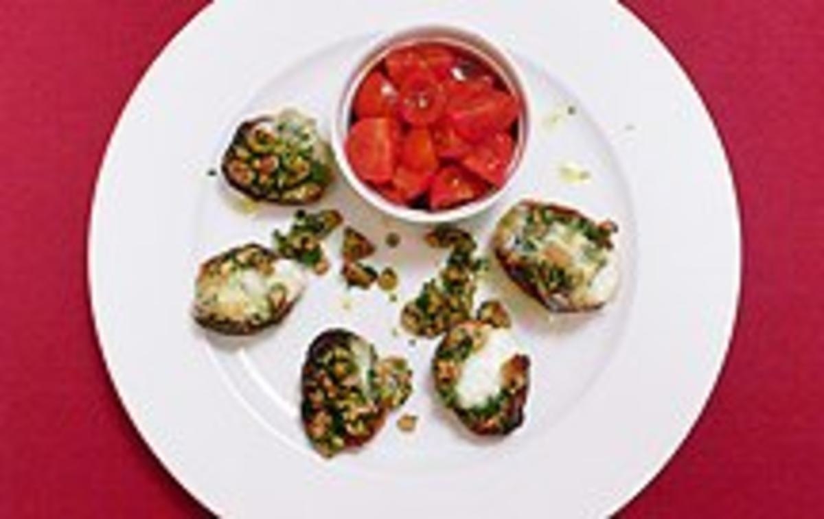 Blechkartoffel mit Walnusspesto und Tomatensalat