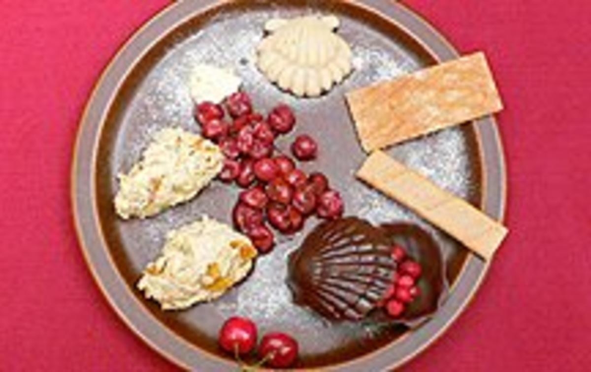 Quarkspeise Pasha mit Fruchtsoße, Rosenzucker und Keksen
