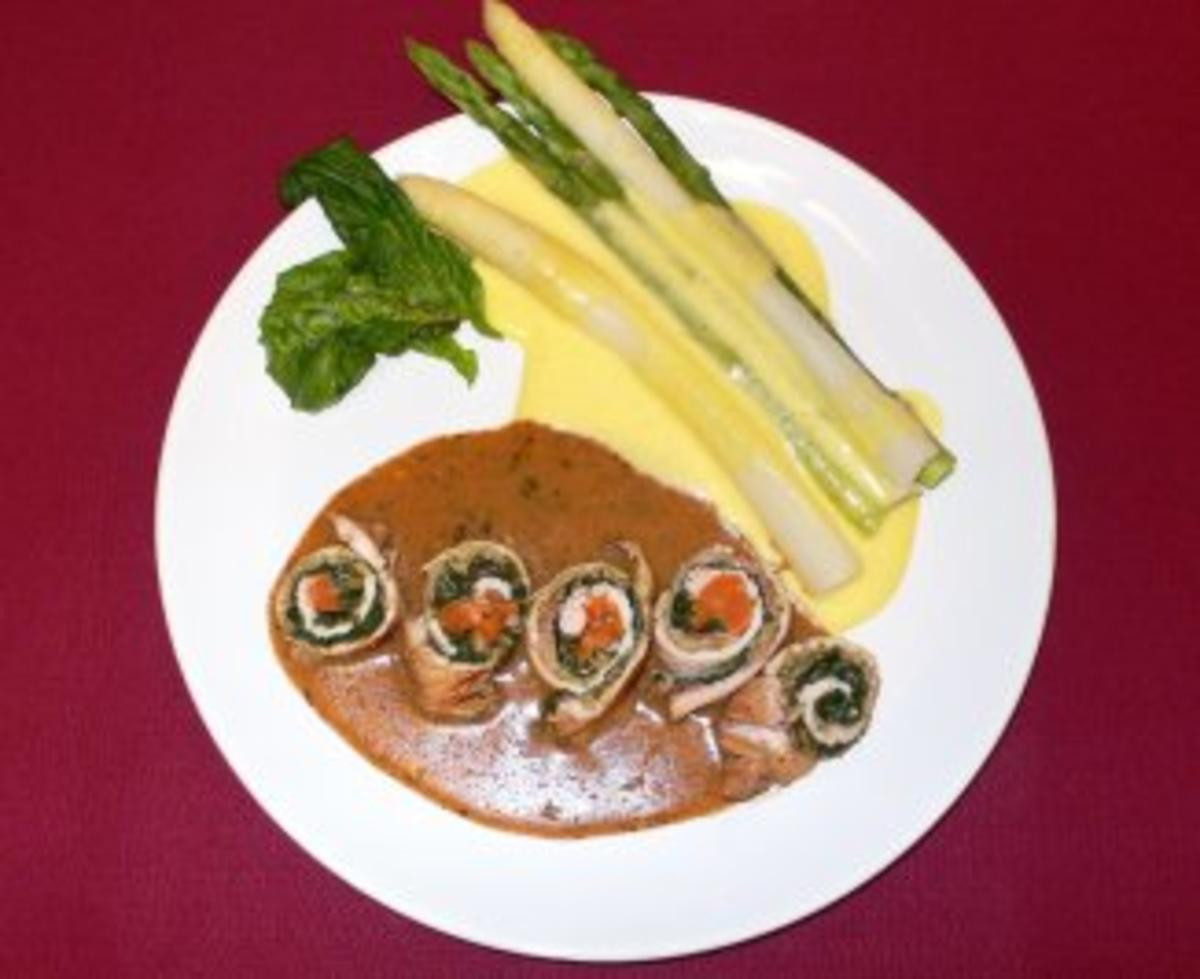 Putenröllchen in Weinsoße mit weiß-grünem Spargel - Zarte Wickel