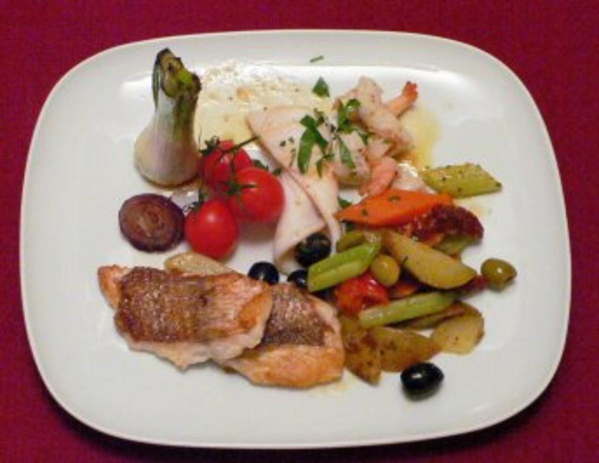 Dorade, Red Snapper, Calamari und King Prawn mit Gemüse