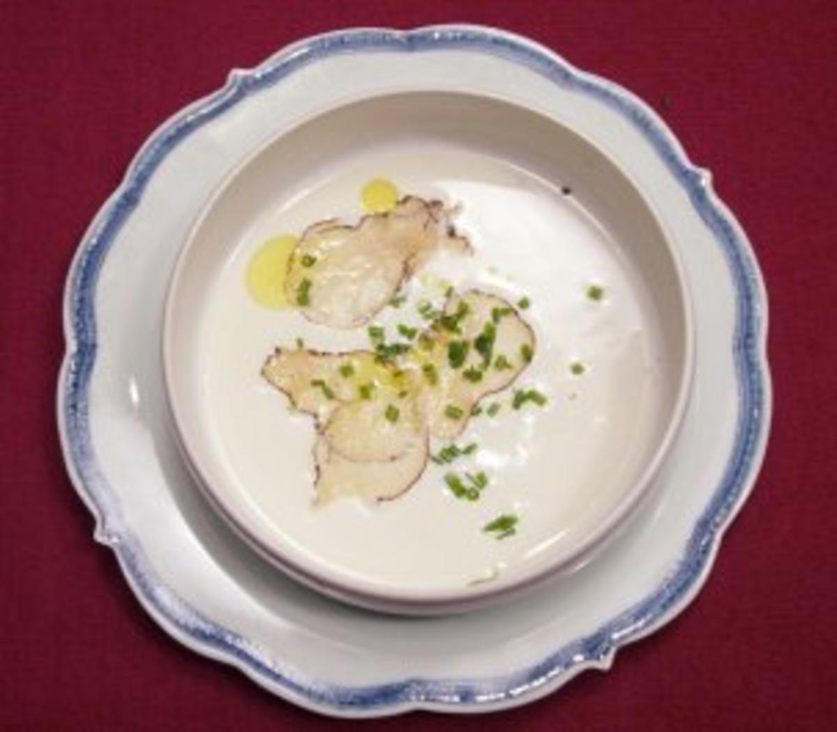 Sellerie-Apfel-Samtsuppe mit Macadamiacreme und Trüffel