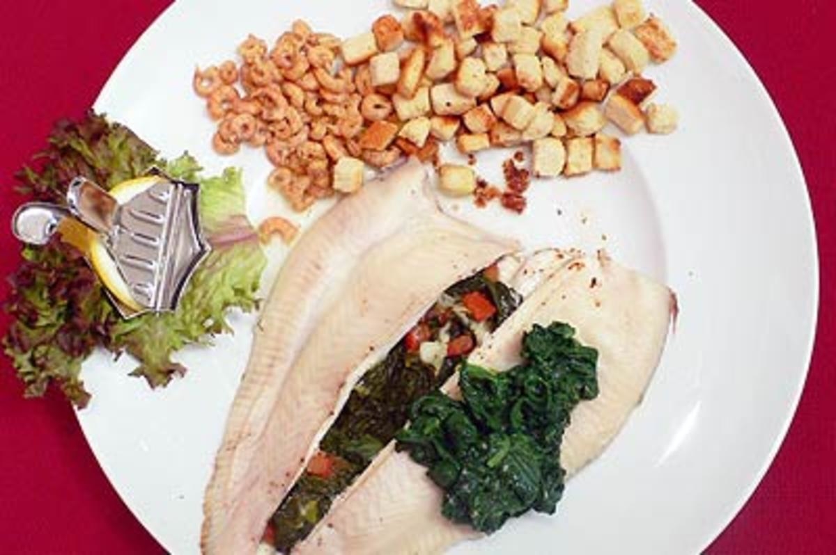 Gefüllte Scholle mit Blattspinat, Krabben und Croutons