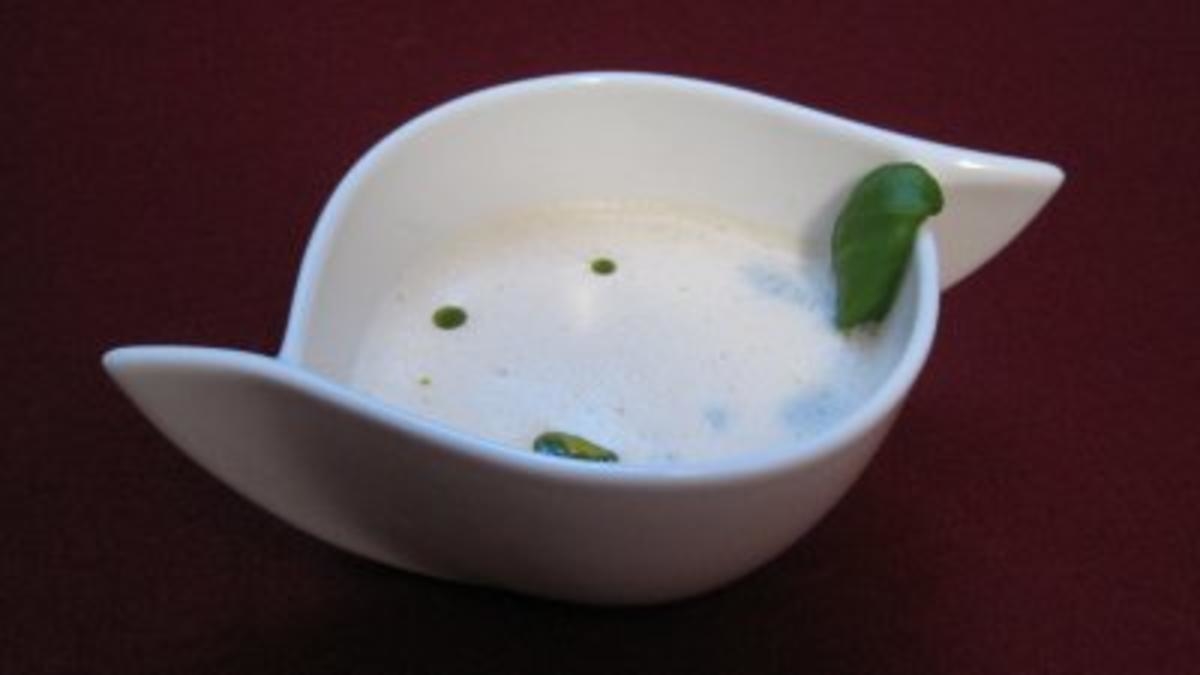 Weiße Tomatensuppe mit Basilikumöl und selbst gebackenem Brot