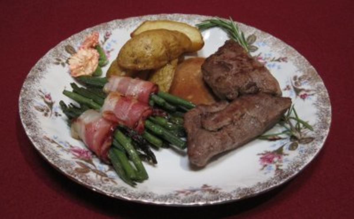 Lammfilet in Knoblauch-Rosmarin mit Backkartoffeln und grünen Bohnen