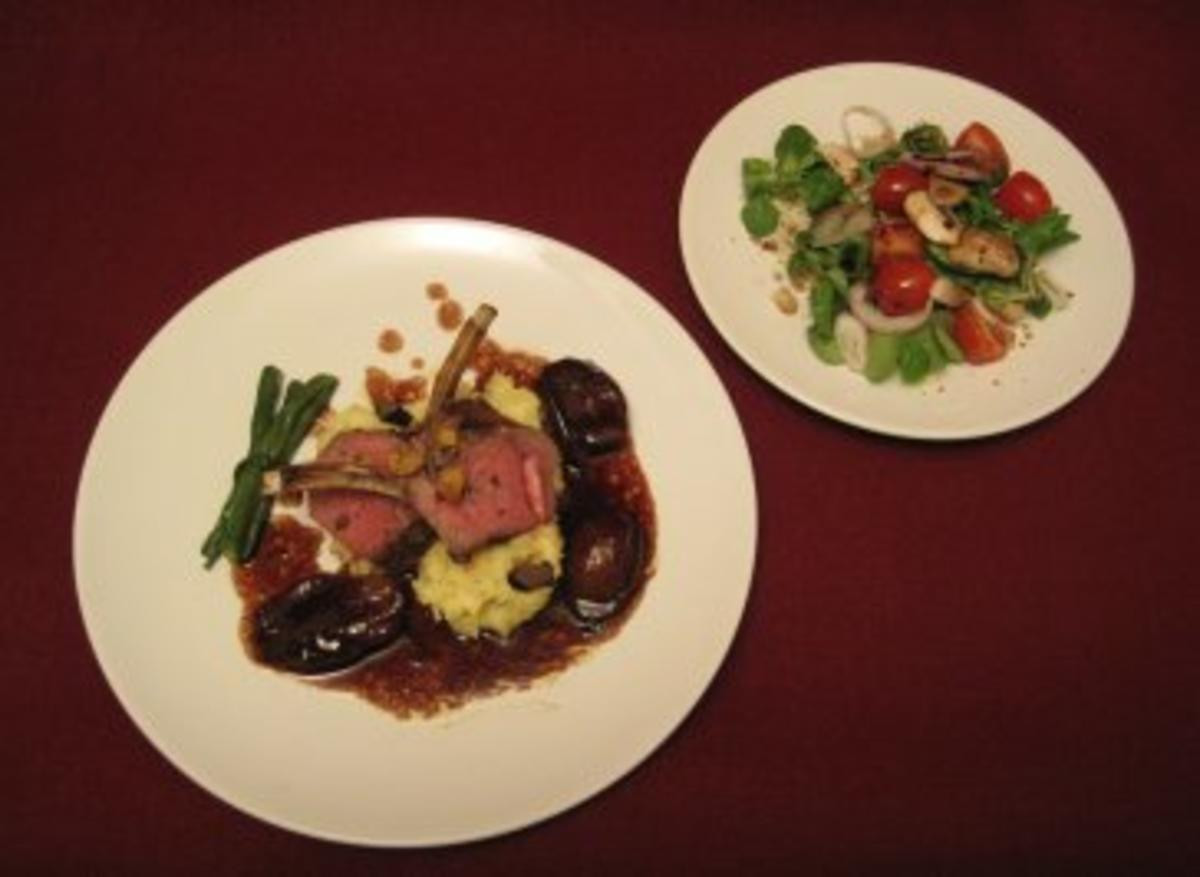 Lammkarree auf getrüffeltem Kartoffelpüree mit Rotwein-Schalotten, Bohnen und Salat