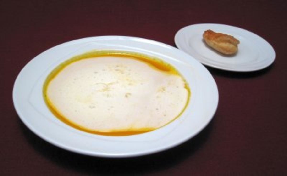 Möhren-Vanille-Süppchen mit Zitronensahne und Blätterteigeiern