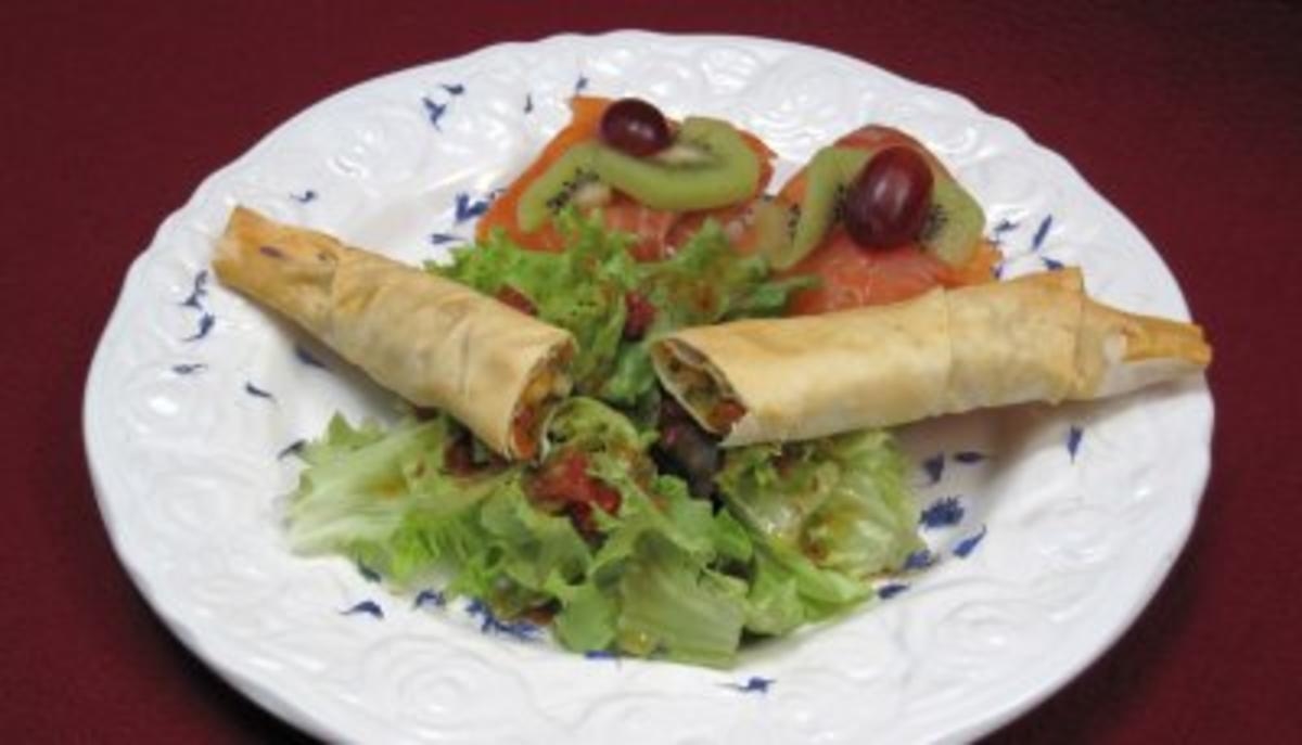 Räucherlachs mit Frischkäse, Filoteigrolle mit Gemüse und Shrimps an Salat