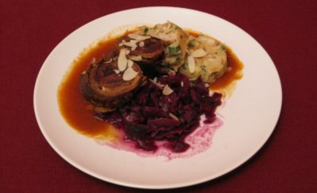 Rouladen mit Feigen und Datteln, Serviettenknödeln und Gewürzrotkohl