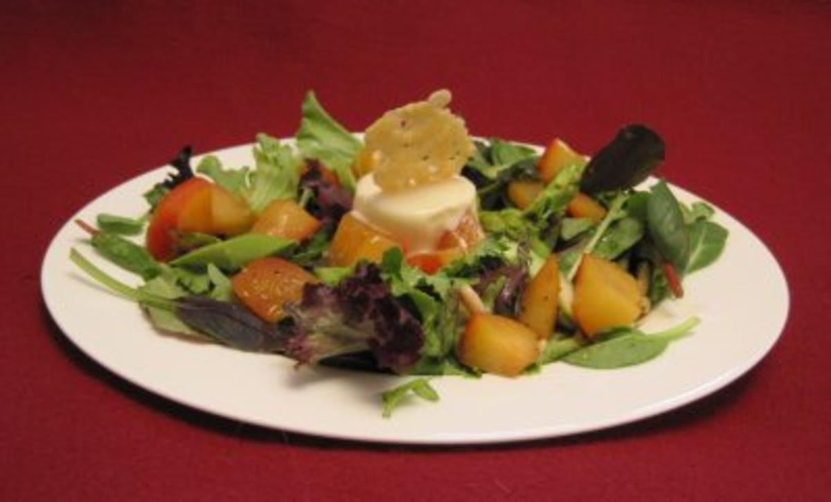 Parmesan-Mousse auf Salaten mit rohem Spargel und warmen Pflaumen