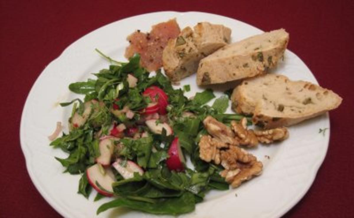 Wildkräuter-Salat mit selbst gebeiztem Graved Lachs