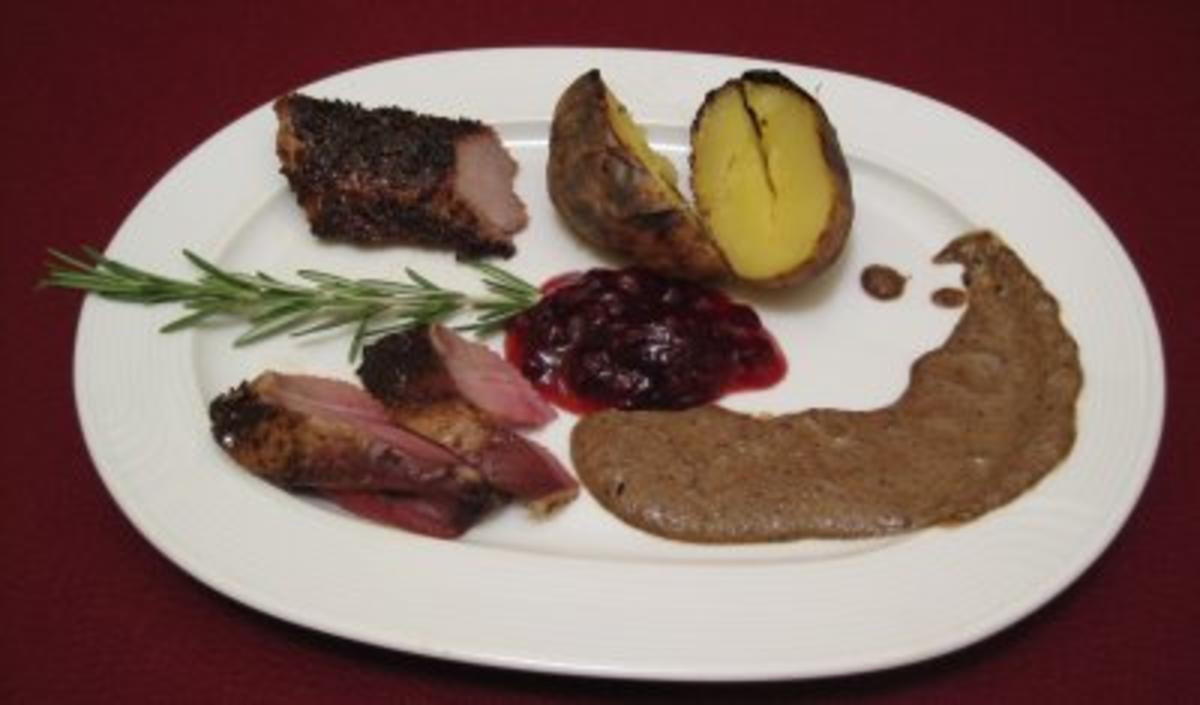 Wildschwein vom Spieß an feurigen Kartoffeln mit einer schwedischen Waldpilzsoße