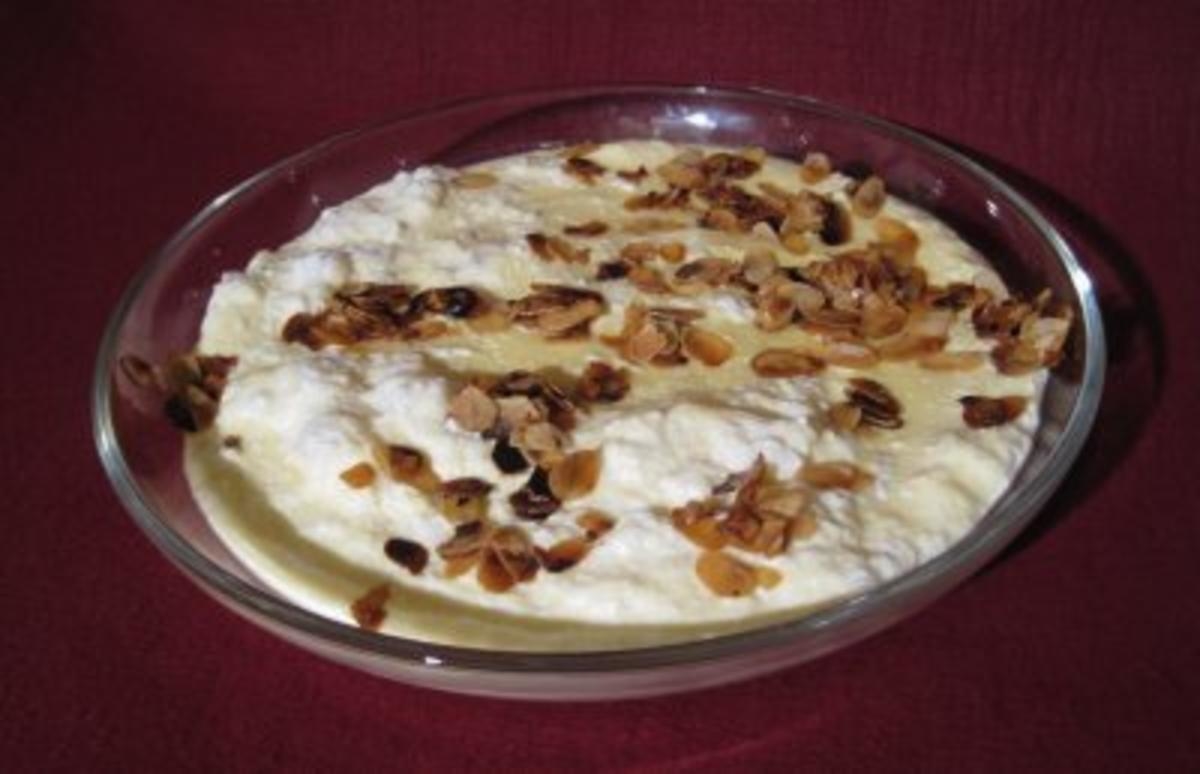 Omas klassischer Vanillepudding mit Erdbeeren