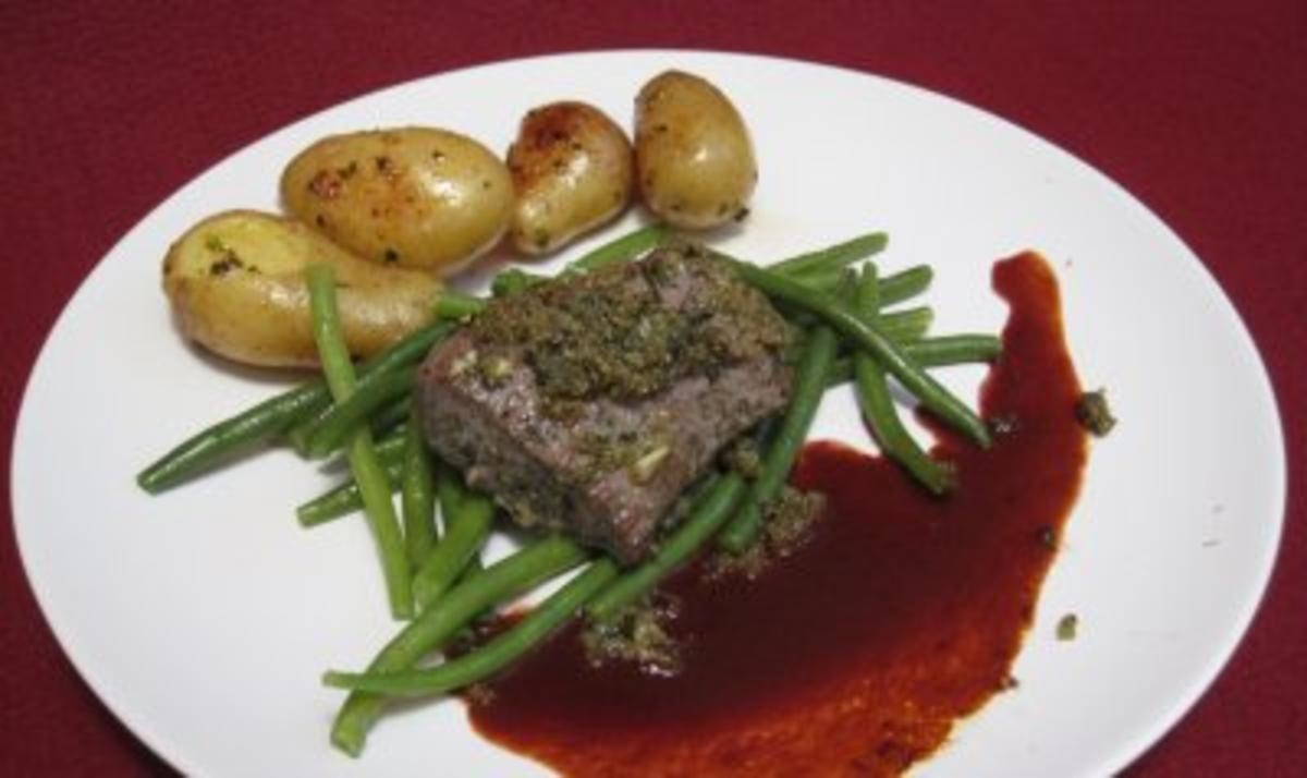 Lamm mit Kräuterkruste, dazu Rosmarinkartoffeln und grüne Bohnen