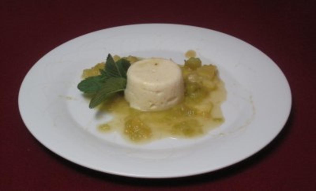 Grießflammerie auf Apfel-Rhabarber-Bett