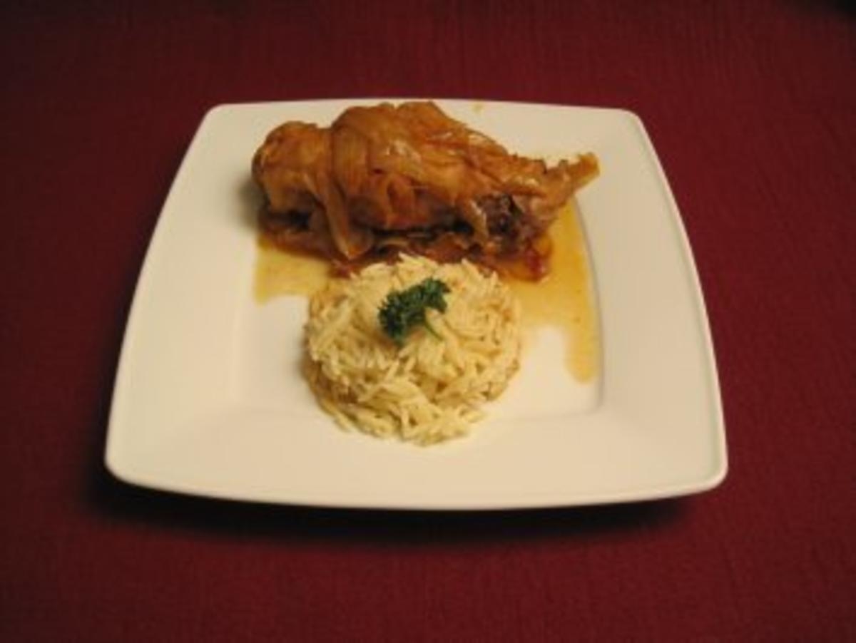 Kaninchenkeule auf Zwiebeln mit griechischen Reisnudeln