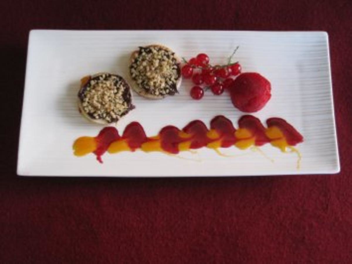 Pfannkuchen mit Marmelade, Walnüssen, Schokolade und Quark - alles geschichtet
