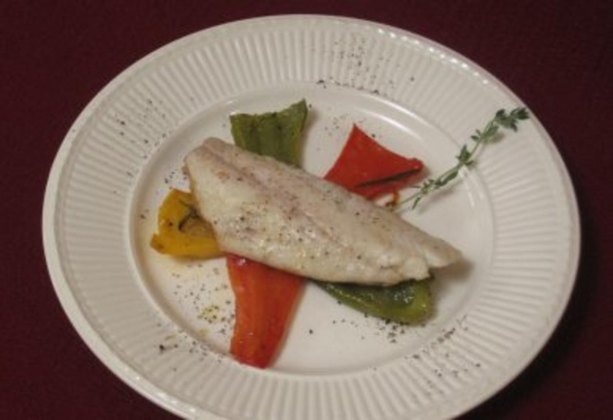 Gebratene Dorade auf buntem Paprikabeet