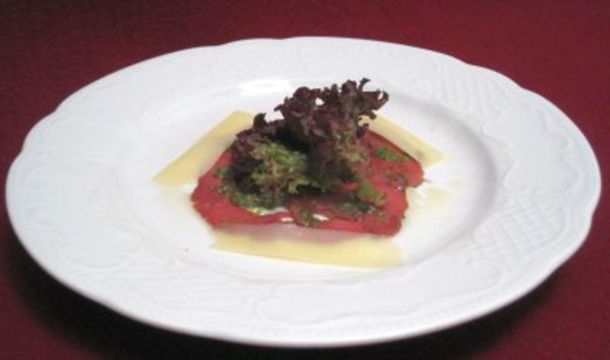 Hirschcarpaccio mit Petersilienpesto an Salat und Bergkäseplättchen