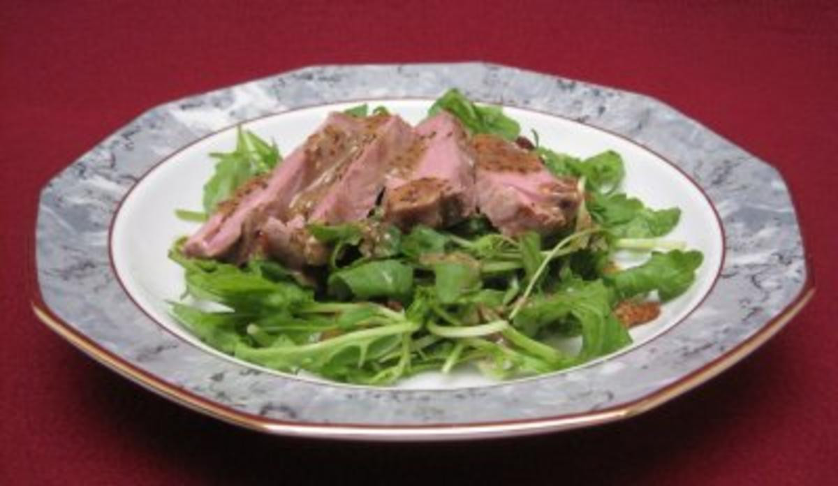 Barbarie-Entenbrust auf Rucolasalat mit Honig-Mohn-Senf-Dressing