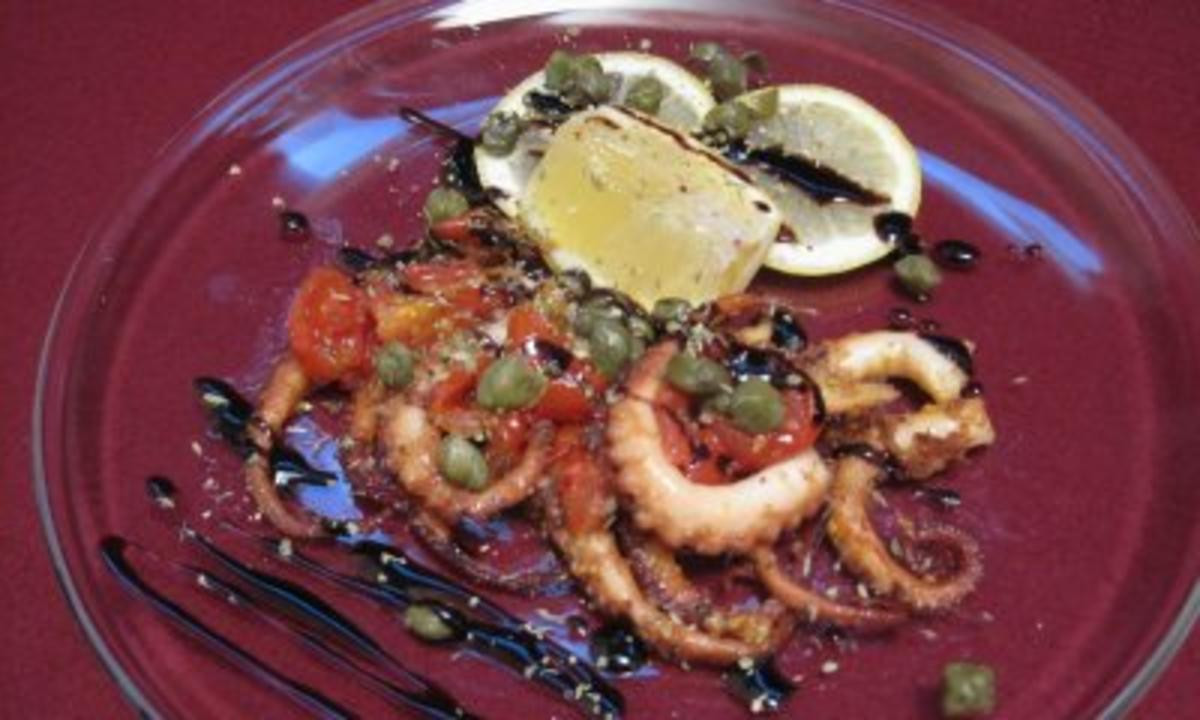 Oktopus vom Grill mit Kirschtomaten und Kapern