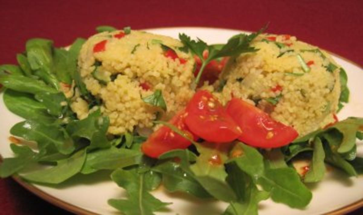Bällchen vom Couscous-Rucola-Babyspinat-Salat und Balsamico-Chili-Dressing