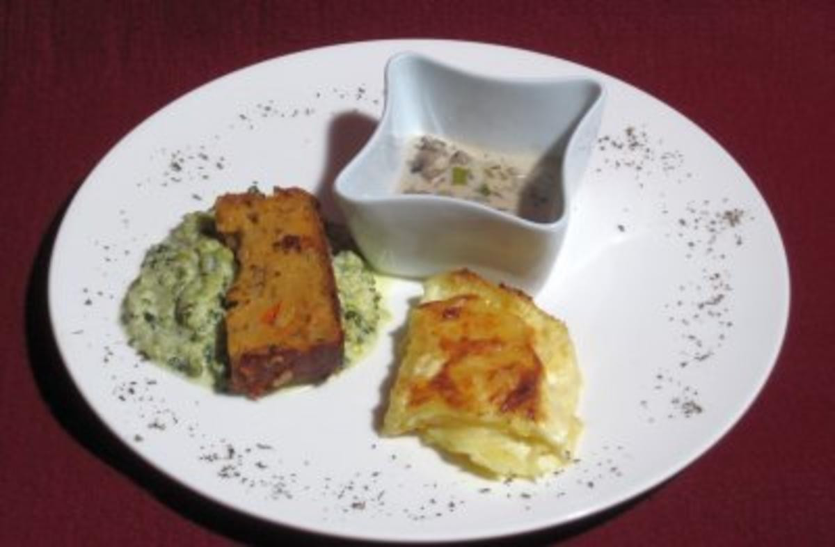 Veggie-Braten auf Wirsing an Kartoffelgratin, dazu Champignonragout