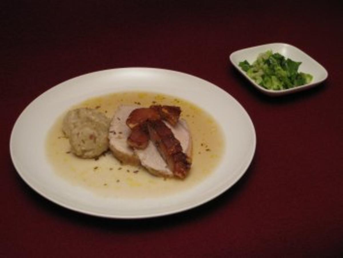 Semmelknödel mit Bauernbraten im eigenen Saft und Endiviensalat