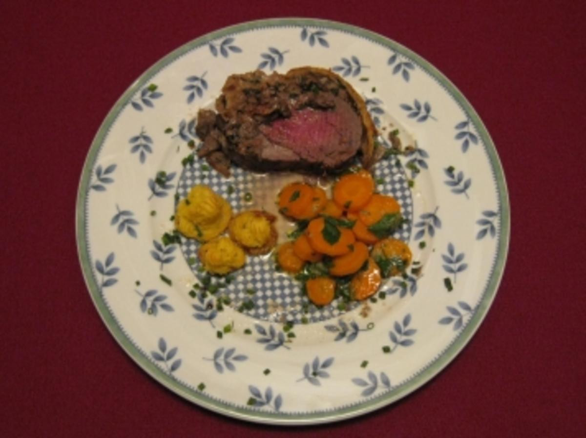 Filet Wellington an Sauce Perigord, Herzoginkartoffeln und glasierten Möhrchen