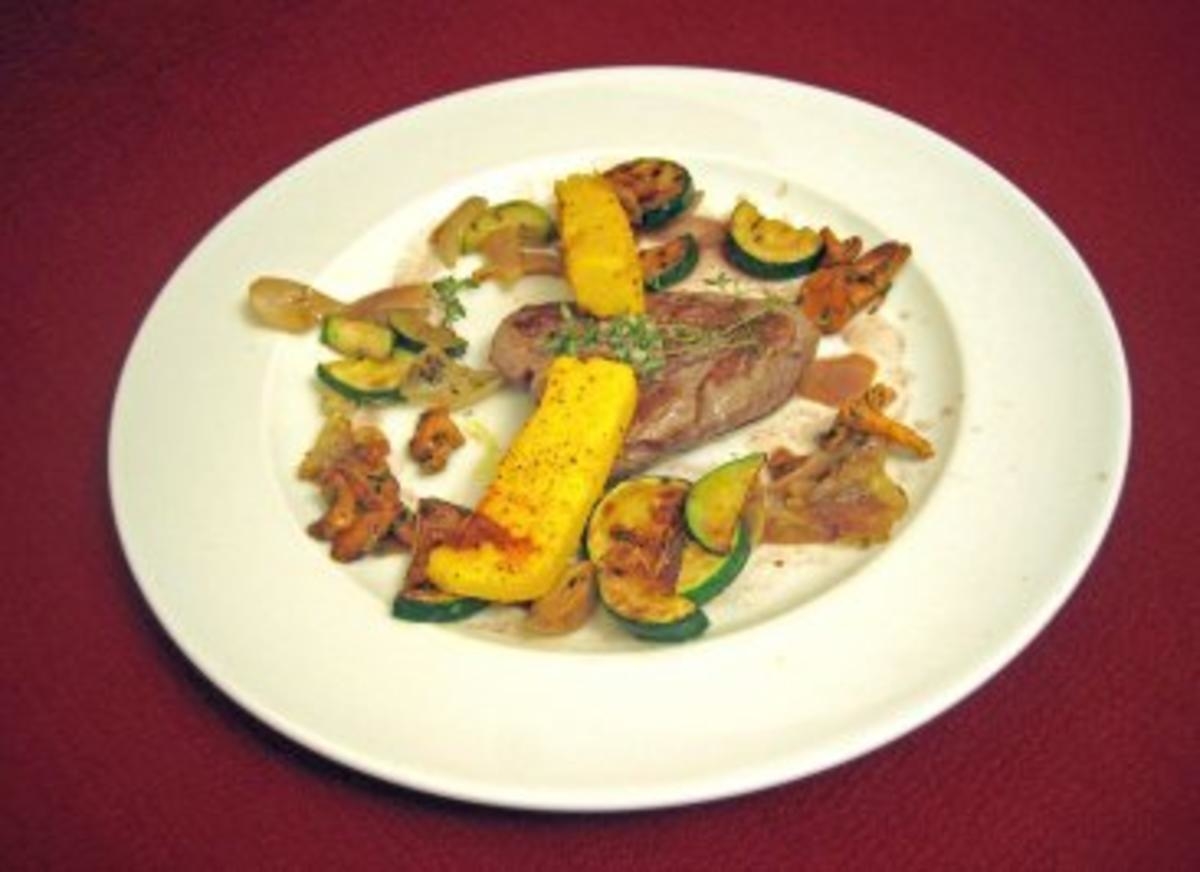 Rindersteak auf gebratenen Pfifferlingen und Zucchini mit Polenta-Sticks