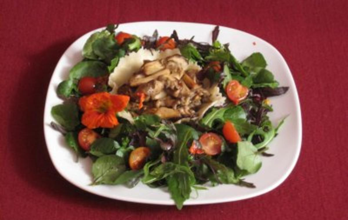 Gebratene Steinpilze im Parmesankörbchen mit Wildkräutersalat