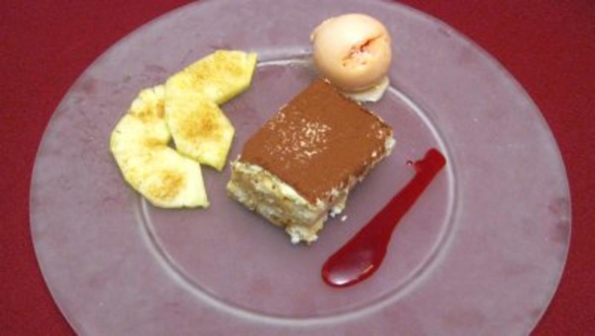 Caipirinha-Tiramisu an Blutorangen-Sorbet und karamellisierter Ananas